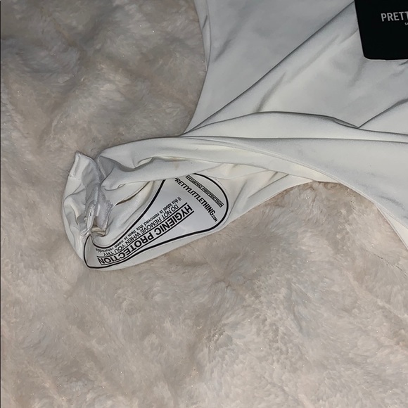 PrettyLittleThing Cut-Out Bodysuit - Picture 4 of 5